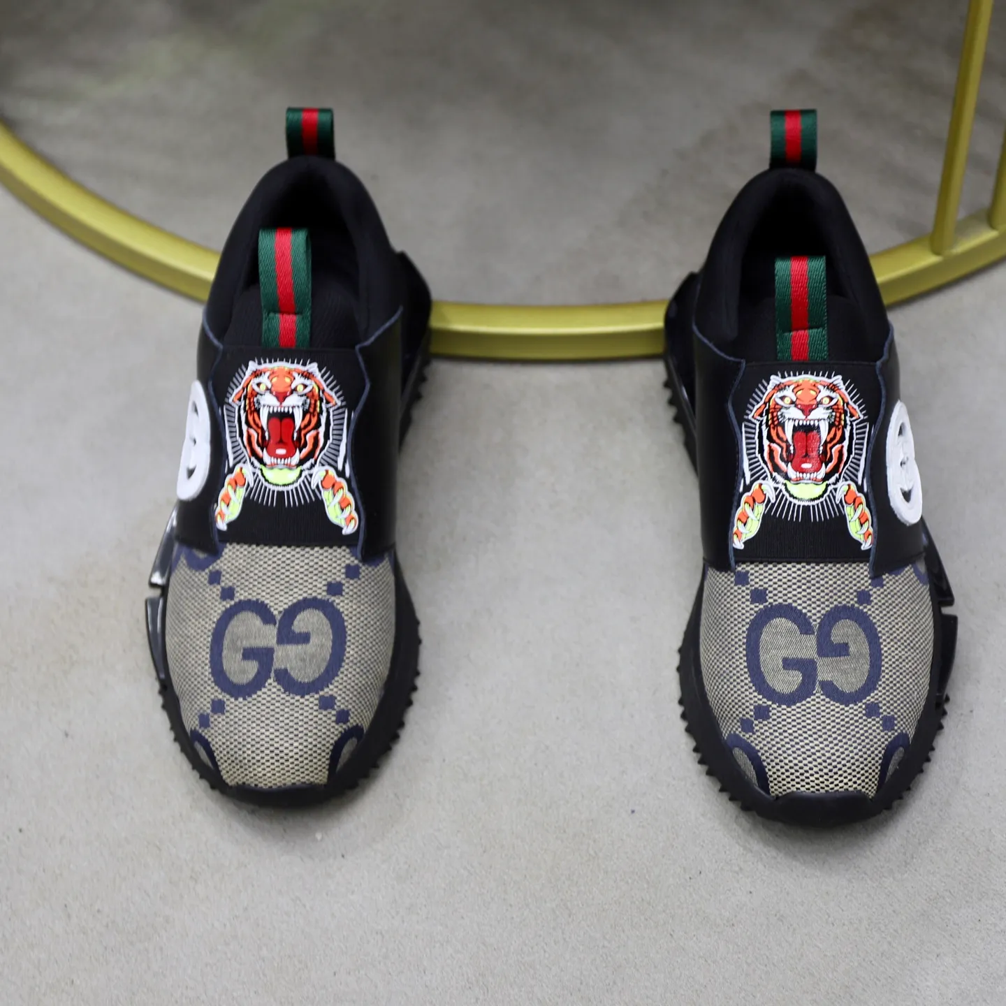 Ex-factory price: 462💰🙅‍♂️🙅‍♂️🙅‍♂️ Brand: GUCCI Standard code: 38-44 (45 customized) Grade: Same as the official website Material: Original cowhide material spliced with brand cloth Comfortable and breathable lining Lightweight and wear-resistant sports outsole Style category: Men's fashionable casual shoes Running sports shoes Distinguished luxury brand elements Top luxury color: actual picture color